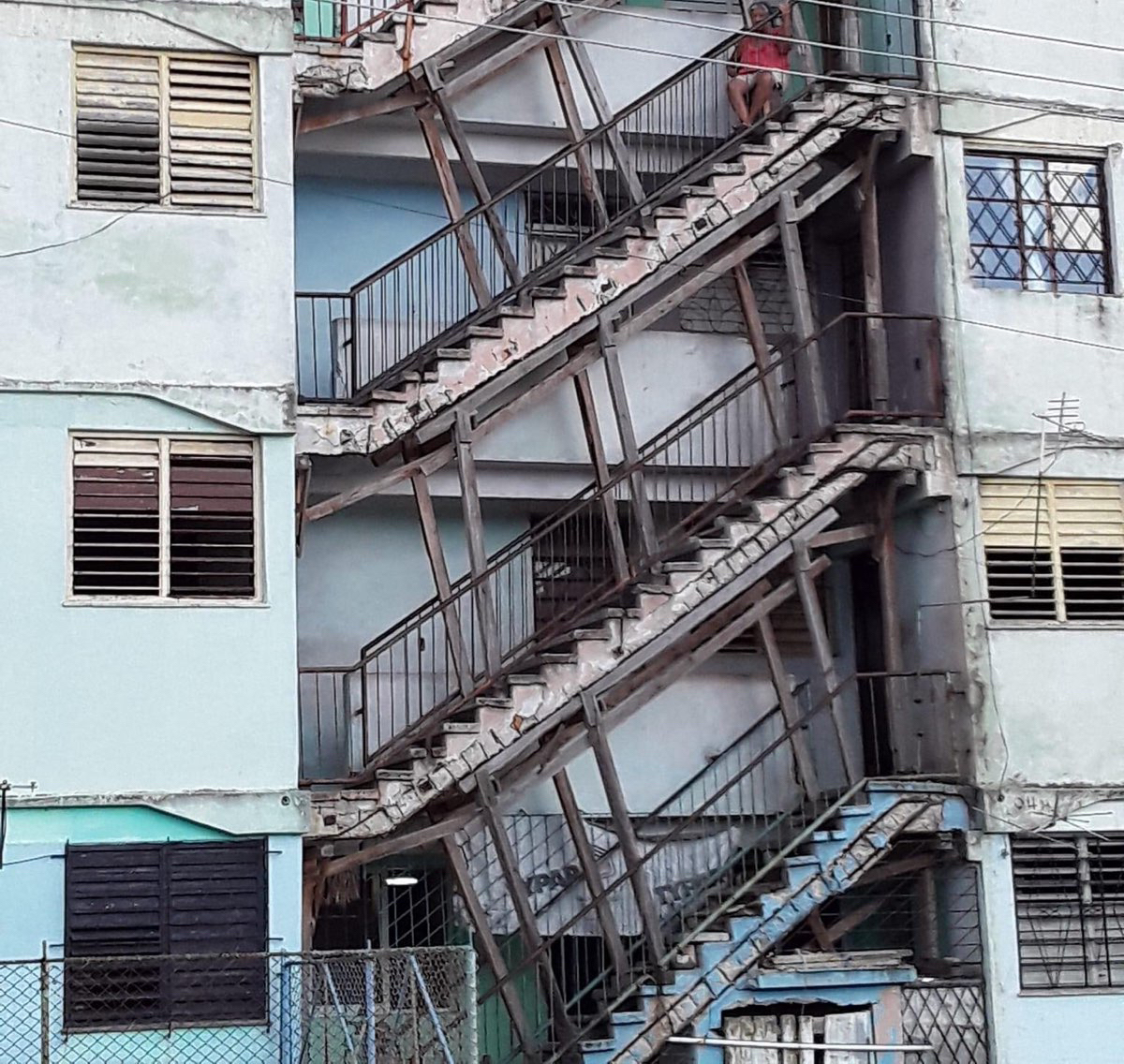 Exterior stairs in very bad shape, supported by a woodden scaffold